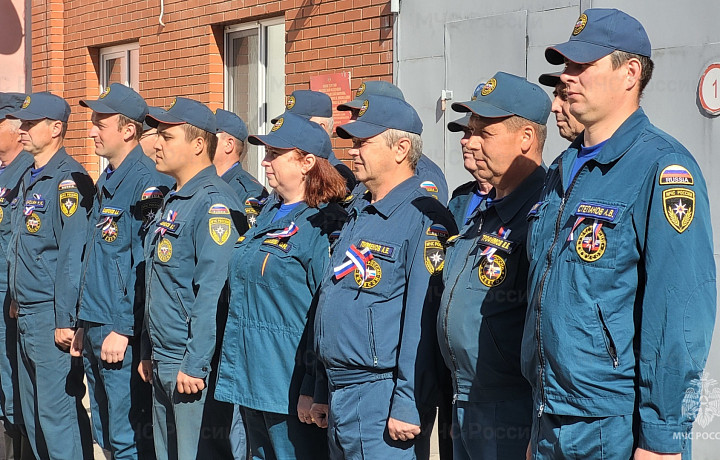Тульским сотрудникам МЧС и волонтерам вручили награды в честь Дня России