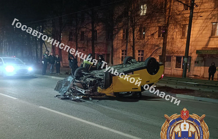 Стали известны подробности ДТП с перевернувшимся такси на улице Металлургов в Туле Стали известны подробности ДТП с перевернувшимся такси на улице Металлургов в Туле