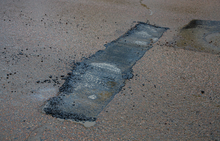 Тулякам рассказали, сколько квадратных метров дорог ежедневно восстанавливают ямочным ремонтом, и почему его не делают ночью