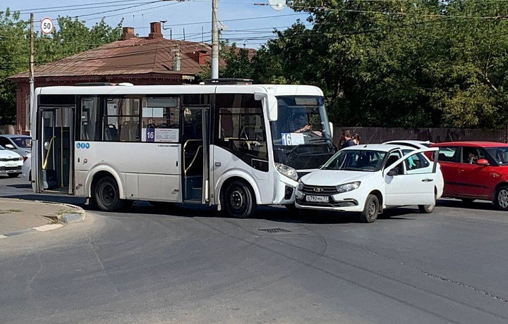 В Туле столкнулись пассажирский автобус и легковой автомобиль