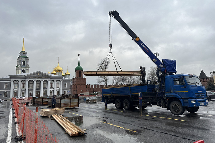 В Туле на площади Ленина начался монтаж Губернского катка