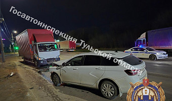 ﻿«Лада» вылетела на «встречку» и устроила ДТП на Новомосковском шоссе в Туле