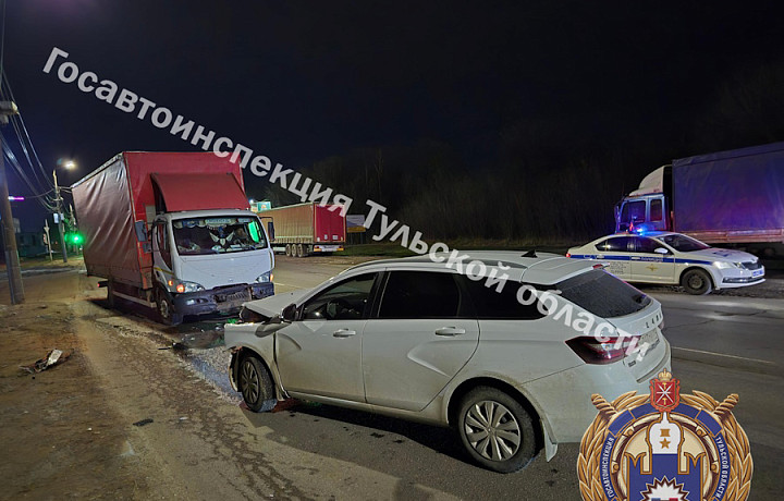 «Лада» вылетела на «встречку» и устроила ДТП на Новомосковском шоссе в Туле «Лада» вылетела на «встречку» и устроила ДТП на Новомосковском шоссе в Туле