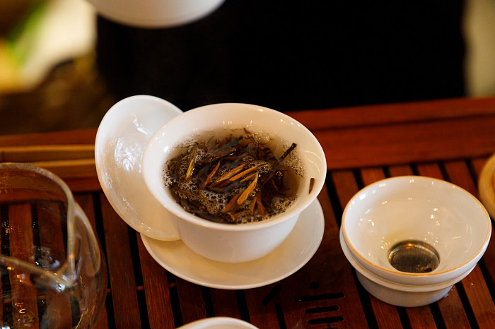 «Лист, застывший во времени»: что такое чайная церемония и как можно заваривать китайский чай