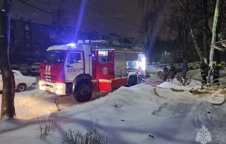 Трех человек спасли на ночном пожаре в жилой многоэтажке на улице Калинина в Туле