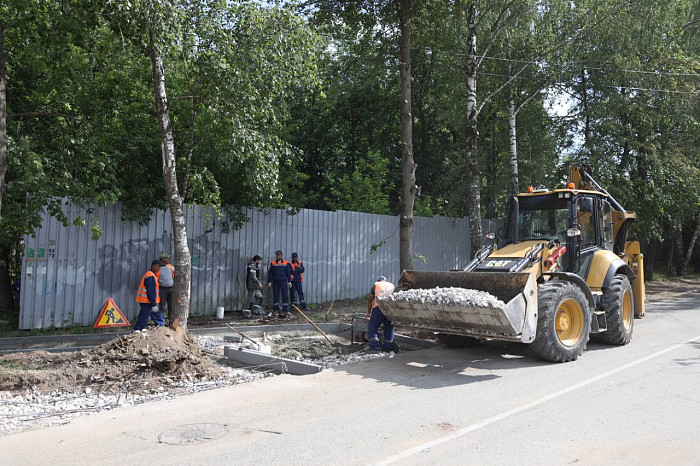 «Копают чуть ли не под машиной»: житель частного дома устроил забастовку из-за расширения улицы Тульского Рабочего Полка