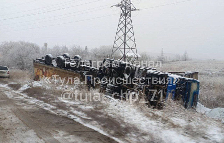 В Плавском районе фура опрокинулась в кювет