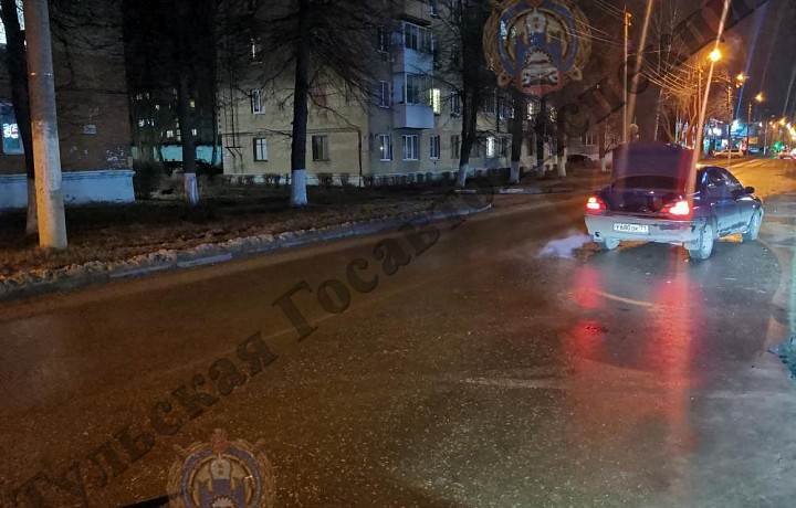 На улице Маяковского в Новомосковске Peugeot сбил пешехода
