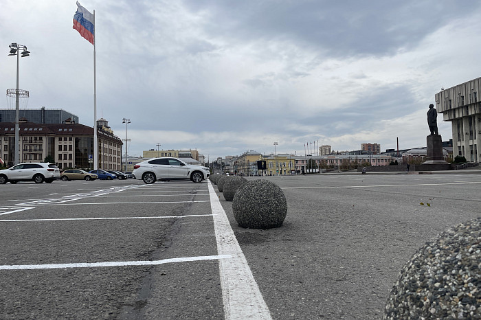 Туляки уже начали парковаться на новой временной парковке на площади Ленина