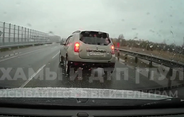 Автомобилист чуть не устроил ДТП на Калужском шоссе в Туле из-за перестроения Автомобилист чуть не устроил ДТП на Калужском шоссе в Туле из-за перестроения