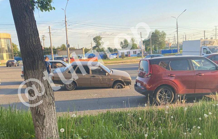 Автомобиль застрял колесом в яме на дороге по улице Металлургов в Туле
