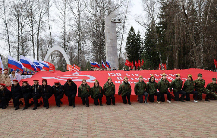 В Новомосковске растянули 20-метровую копию Знамени Победы