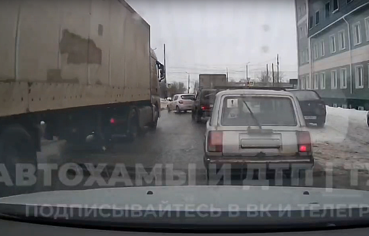 Сразу несколько нарушений ПДД зафиксировал видеорегистратор автомобиля в тульском Мясново