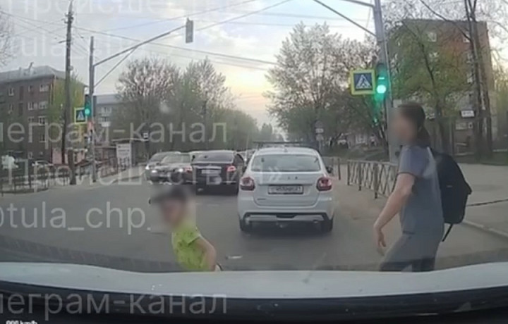 Момент ДТП с ребенком, выбежавшим на дорогу в Туле, попал на видео Момент ДТП с ребенком, выбежавшим на дорогу в Туле, попал на видео