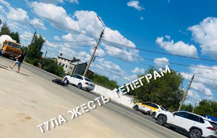 На улице Чмутова в Туле автомобиль сбил мотоциклиста