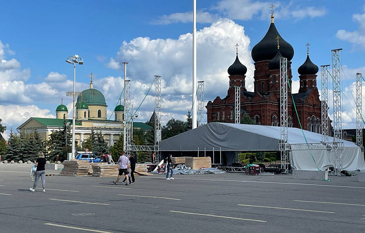 На площади Ленина в Туле начали монтировать сцену и трибуны ко Дню города