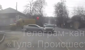 Момент ДТП на улице Староникитской в Туле попал на камеру