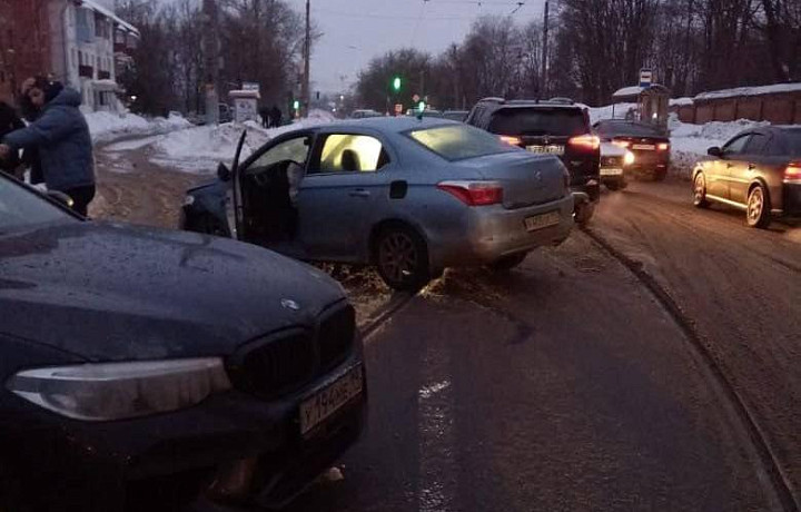 На улице Михеева в Туле столкнулись три авто