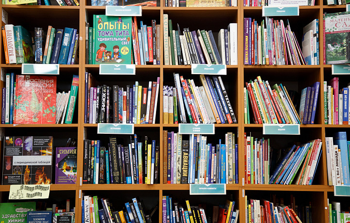 Читаем с ТСН24: какие книги вне школьной программы способны заинтересовать подростков