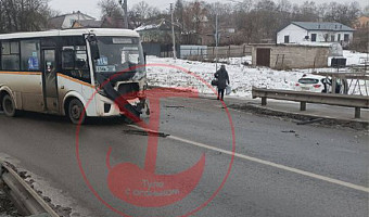 На Щекинском шоссе под Тулой столкнулись пассажирский автобус и иномарка