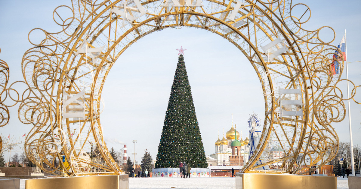 Новогодняя тула 2024 фото. Елка на площади Ленина Тула 2022. Арка над елкой. Новогодняя елка с аркой. Елочная арка.