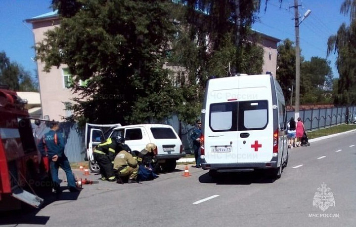 В Суворове спасатели вытащили человека из условно горящей машины