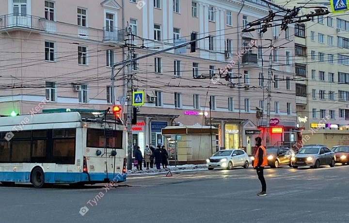 Троллейбус оборвал провода на Красноармейском проспекте в Туле