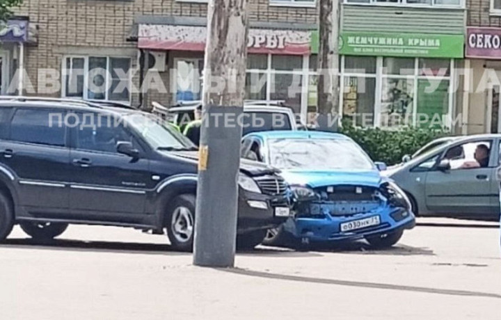 Две иномарки устроили ДТП на улице Советской в Щекино