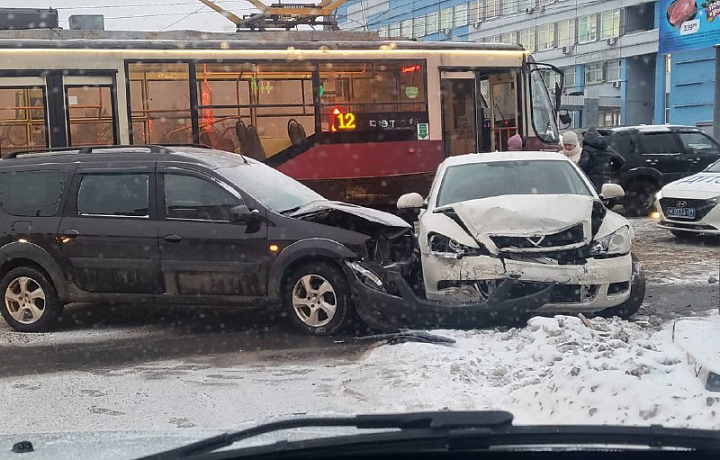 На улице Максима Горького в Туле произошло ДТП, вызвавшее автомобильную пробку