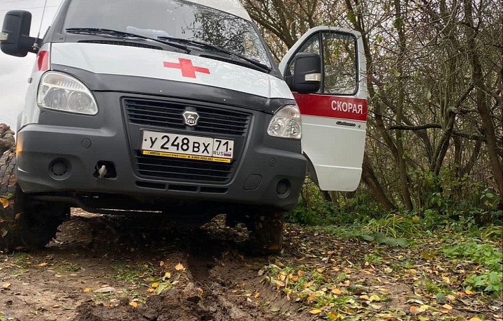 В Щекинском районе в грязи застряла машина скорой помощи