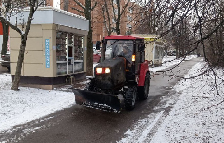 В Туле продолжается уборка дорог и тротуаров 14 января