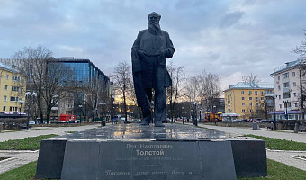 «Молодые люди не считают Толстого бородатым классиком, которому место на антресоли или в кладовке»: как образ Льва Николаевича в городском пространстве трансформирует отношение к нему