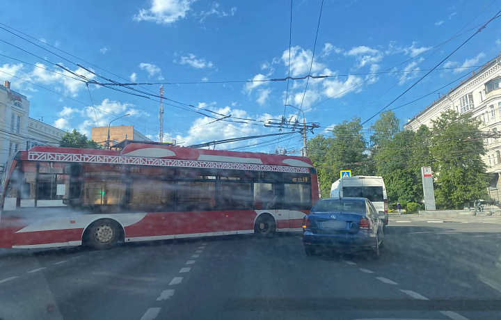 На проспекте Ленина в Туле два троллейбуса перекрыли проезжую часть