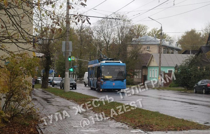 На улице 9 мая в Туле встали троллейбусы