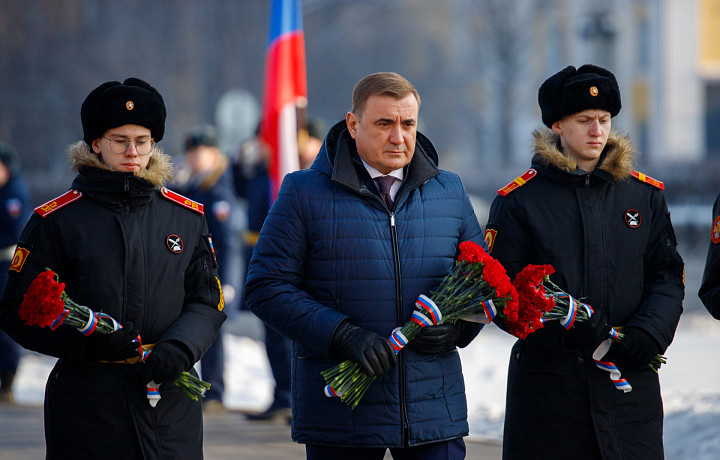 В Туле на площади Победы губернатор Алексей Дюмин возложил цветы к Вечному огню