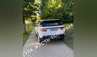 «Мне туда надо»: в Туле засняли автоледи, заехавшую на тротуар на улице Дмитрия Ульянова
