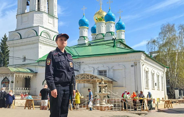 Более 400 тульских правоохранителей проследили за порядком во время Пасхальных богослужений Более 400 тульских правоохранителей проследили за порядком во время Пасхальных богослужений