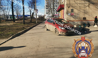 ﻿В Новомосковске Kia наехала на детскую коляску с ребенком внутри