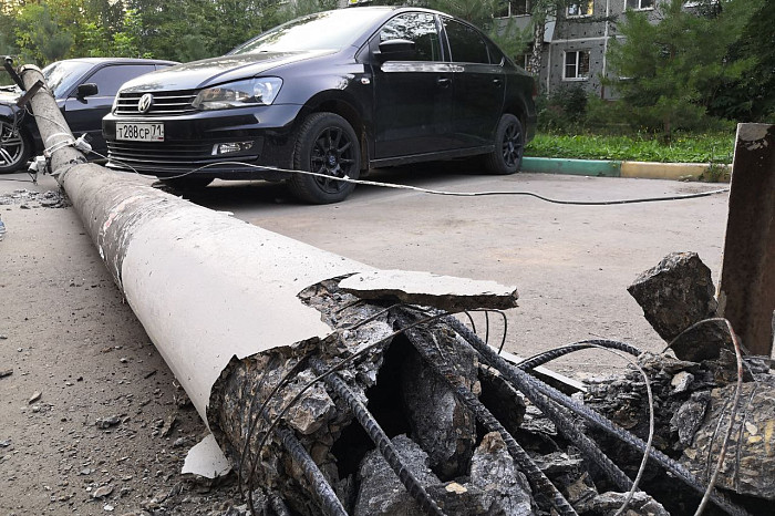 В Туле грузовик уронил столб на припаркованную машину на улице Новомосковской