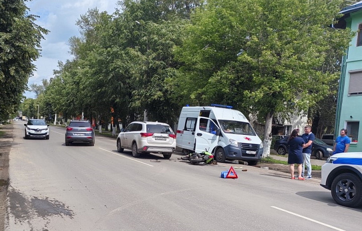 В Донском нетрезвый мужчина на скутере врезался в Mitsubishi