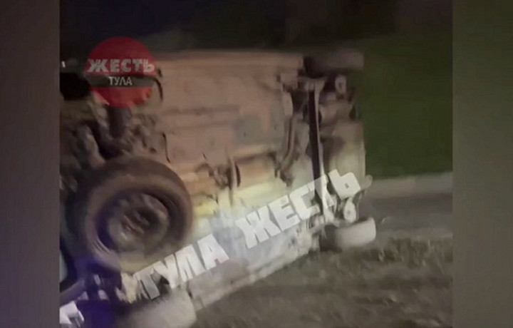 Автомобиль каршеринга перевернулся ночью на Калужском шоссе в Туле