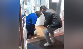 Душил и ударил из-за отказа продать сигареты в долг: стали известны новые подробности дебоша в магазине в Узловой