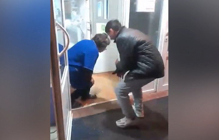 Душил и ударил из-за отказа продать сигареты в долг: стали известны новые подробности дебоша в магазине в Узловой Душил и ударил из-за отказа продать сигареты в долг: стали известны новые подробности дебоша в магазине в Узловой