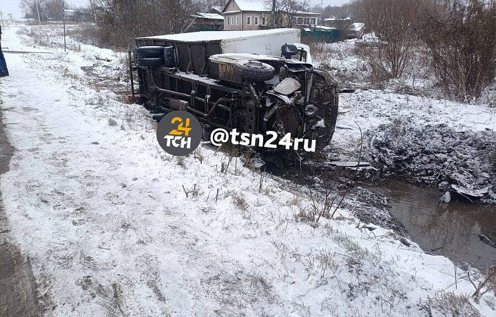 На Веневском шоссе в Туле газель слетела в кювет и перевернулась На Веневском шоссе в Туле газель слетела в кювет и перевернулась