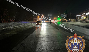 В Новомосковске на улице Куйбышева девушка попала под колеса Lada Vesta