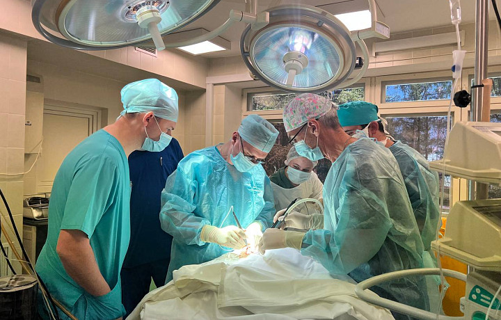В Тульской областной клинической больнице прошел мастер-класс федерального эксперта: врачи провели операцию на каркасе грудной клетки