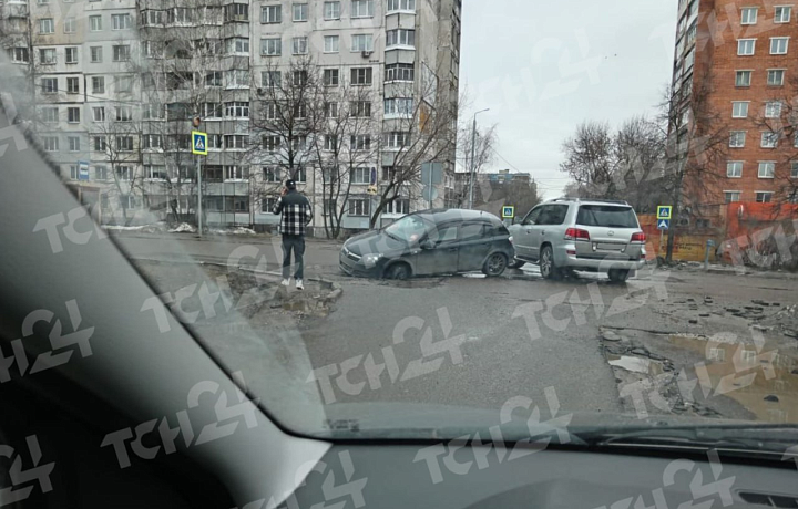 На перекрестке улиц Кирова и Епифанской в Туле автомобиль провалился в люк