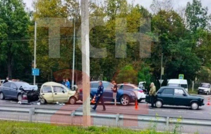 Два человека пострадали в массовой аварии на трассе М-2 под Тулой