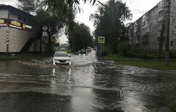 В Туле после дождя затопило пересечение улиц Новомосковская и Кауля