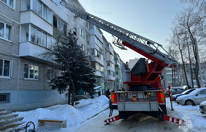 Из пожара в многоквартирном доме в Новомосковске на улице Генерала Белова спасли двоих человек